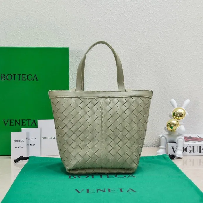 Batch 1560 #Bv 2023 new Flip Flap tote bag, simple and practical tote body design, classic leather weaving, fully displaying Bv craftsmanship, and making the whole bag look more refined. The zippered small pocket can be placed inside the bag, or can be placed outside as a handbag seal. The versatile small tote [happy] is both fashionable and practical. It is suitable for a variety of occasions. It is made of top-grade happa lambskin. It is very soft and lightweight. The bag shape that can stand up without falling down is really nice. It is the first choice for fashion workers and expectant mothers. Size: 23x18.5x15, model: 7746